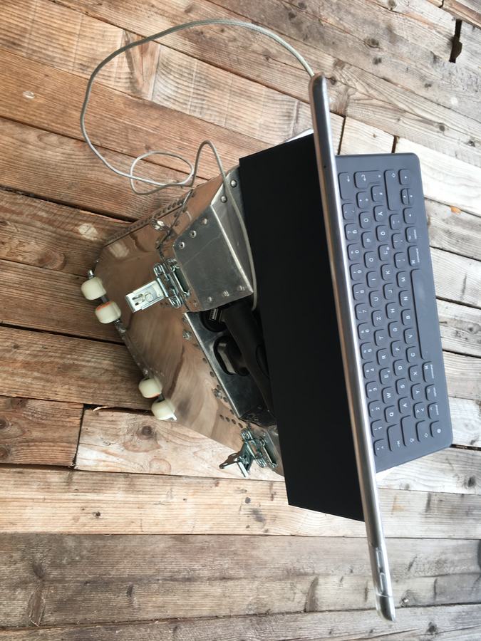 Tablet stand: Lid closed, it doubles as a stand for a tablet and keyboard.